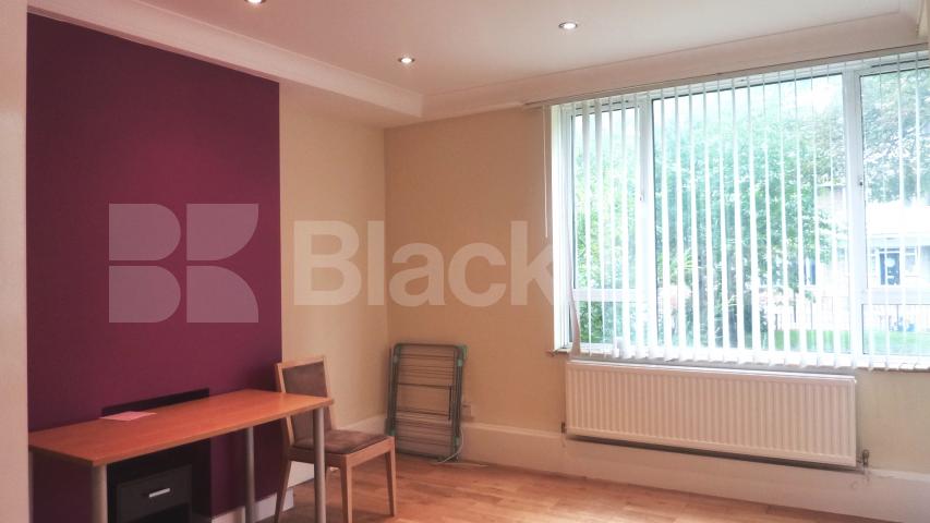 			IDEAL FOR 3 SHARERS!, 2 Bedroom, 1 bath, 1 reception Flat			 Rochester Square, CAMDEN  